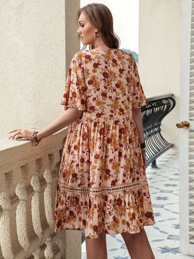 Große Größen Blumen Häkelkleid mit Volantärmeln