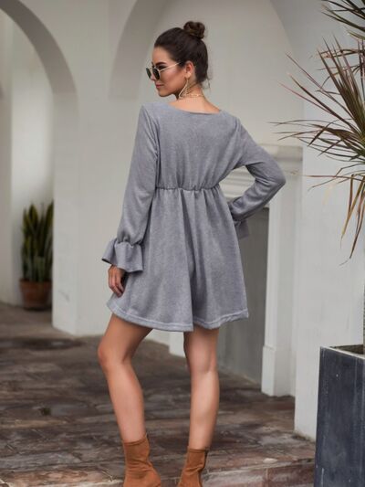 Mini-Kleid mit Volantärmeln und V-Ausschnitt