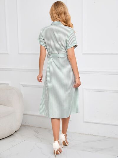Gestreiftes Midi-Kleid mit kurzen Ärmeln und Bindegürtel
