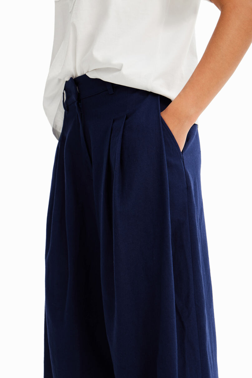 Pleated wide-leg trousers