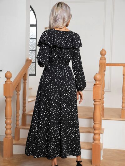 Gepunktetes Kleid mit Bindedetail vorne, langen Ärmeln und Schlitz