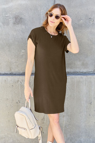 Basic Bae Rundhals-Kurzarmkleid in voller Größe mit Taschen