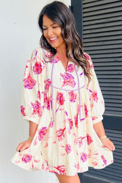 Geblümtes Kleid mit 3/4-Ärmeln und Bindegürtel