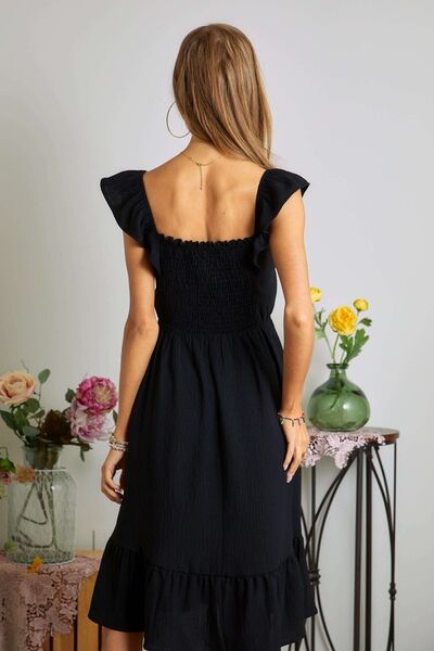 ADORA Smocked-Kleid mit eckigem Ausschnitt, Rüschen und Kappenärmeln