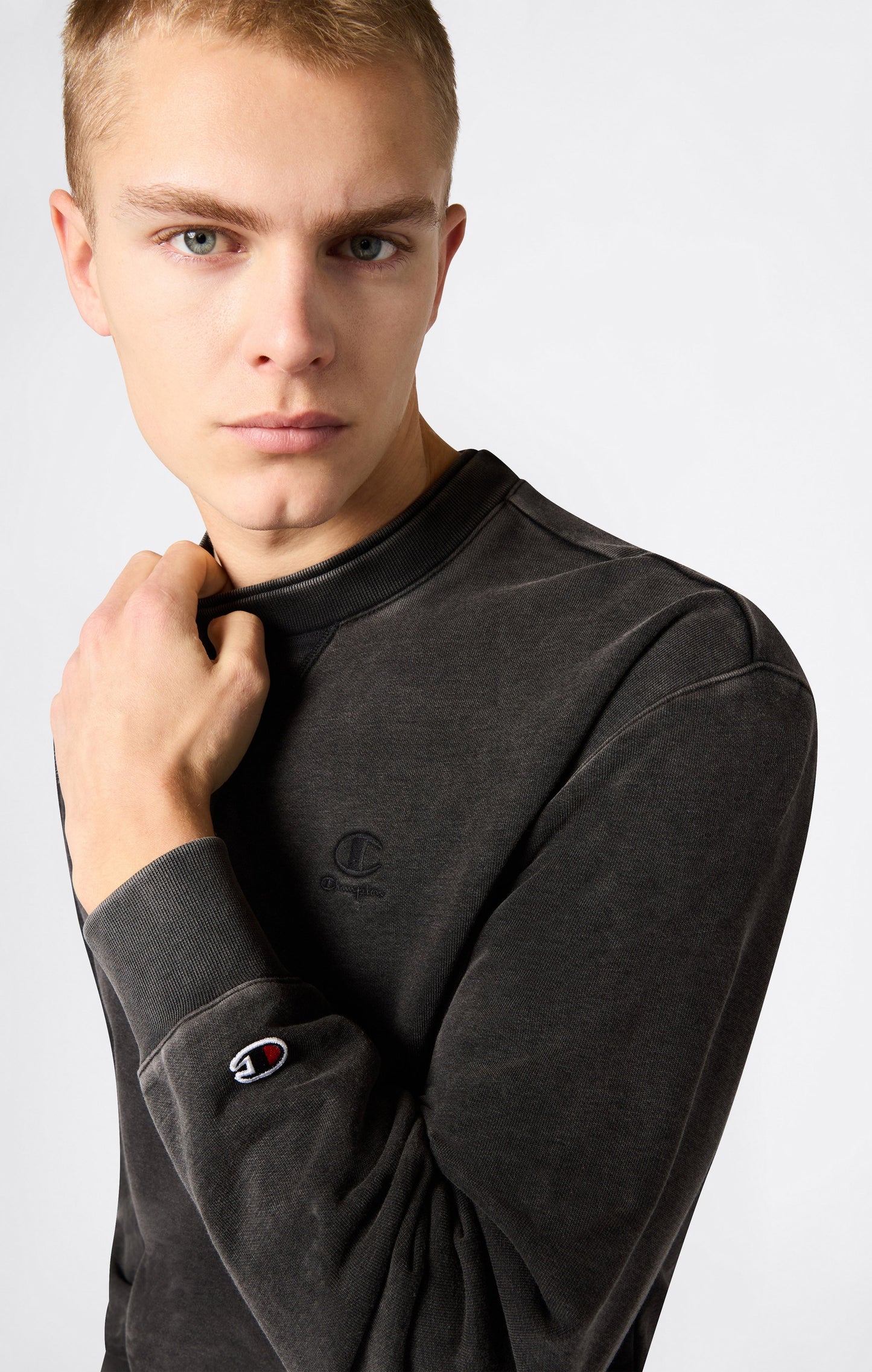 Herren-Sweatshirt mit Rundhalsausschnitt, gesticktem Logo und Icons mit Washed-Effekt