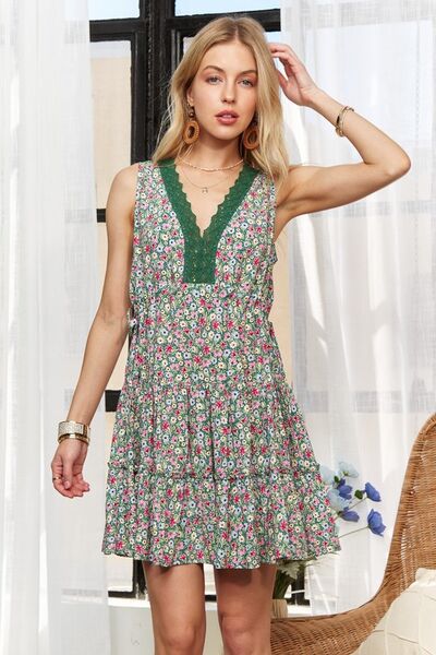 ADORA Ärmelloses Mini-Kleid mit V-Ausschnitt und Spitze